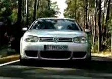 Reklamy, které stojí za to: Volkswagen Golf R32 má sexy otáčkoměr