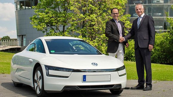 Volkswagen XL1 dodán prvnímu zákazníkovi