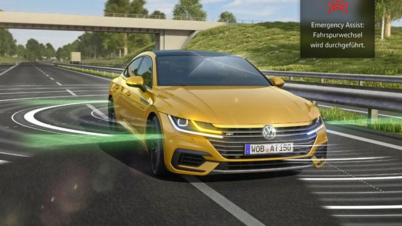 VW Arteon zvládne sám sjet ke krajnici a zastavit. Zabrání tím nehodě