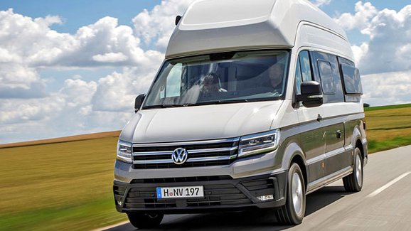 VW Grand California: Plnohodnotný bydlík pro čtyři se představuje v sériové podobě