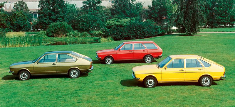 Prví passat se nabízel od začátku jako dvou, a čtyřdveřový sedan a pětidveřové kombi Variant