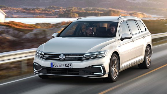 Omlazený hybrid VW Passat GTE: Dostal větší baterii a slibuje delší dojezd