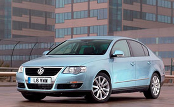 Volkswagen Passat 2009: Konec motoru 1,9 TDI PD (77 kW), nový turbodiesel 2.0 TDI CR (81 kW), nový BlueMotion a R-Line Edition