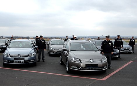 Dvacet nových superrychlých aut si včera na letišti v Mošnově na Novojičínsku převzali čeští policisté.