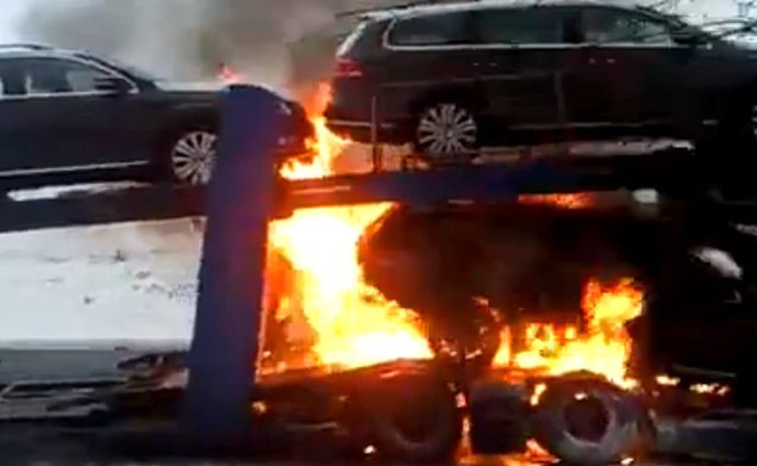 Video: Požár tahače zničil čtyři Volkswageny Passat