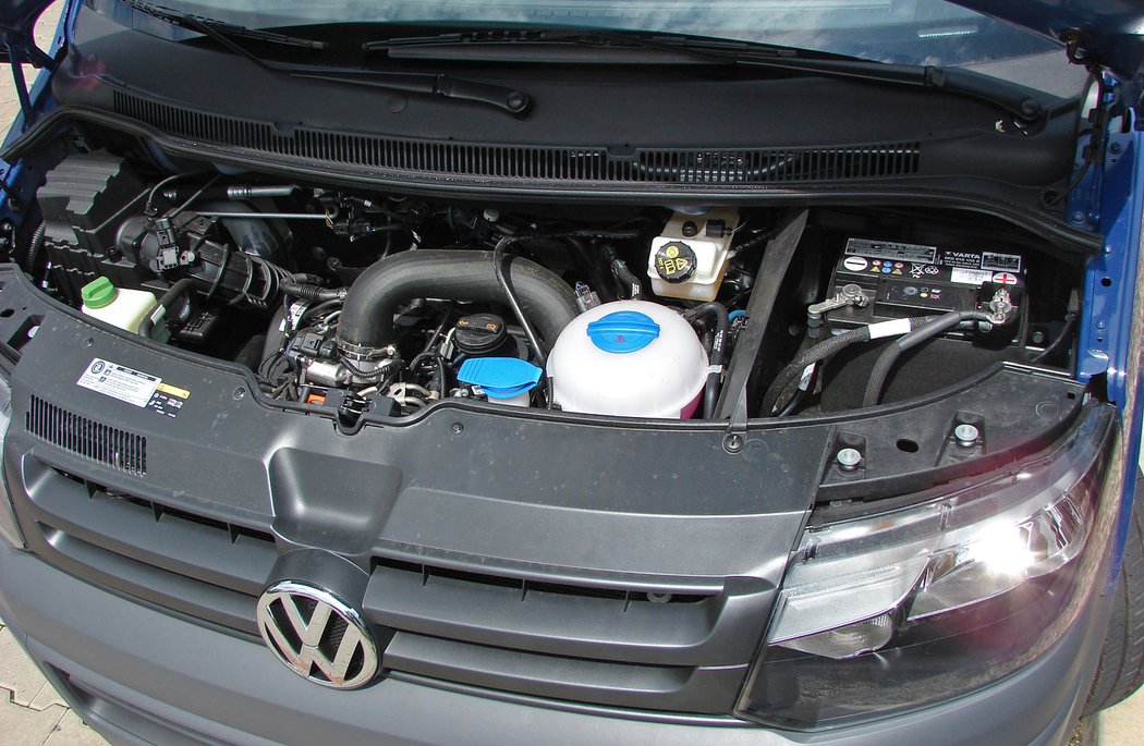 Turbodiesel 2.0 TDI/75 kW je pro užitkový transporter velmi slušný, chybí však šestka