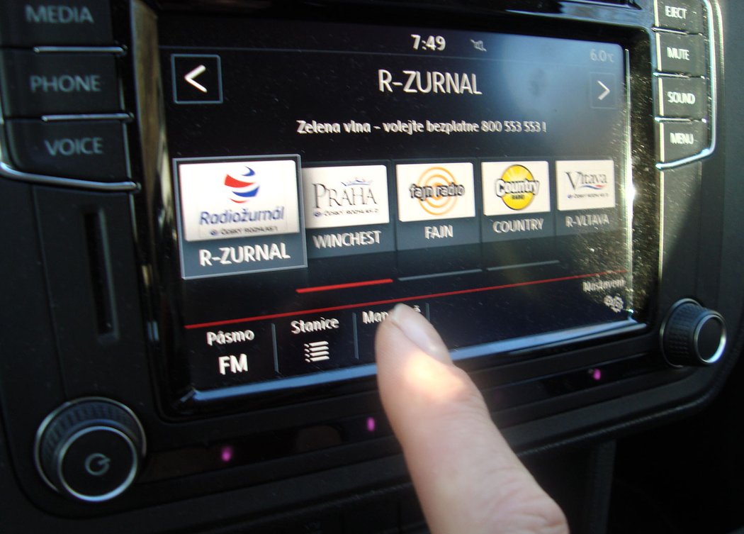 Dotykový displej s automaticky zobrazující se nabídkou najdeme u luxusních modelů značky Volkswagen