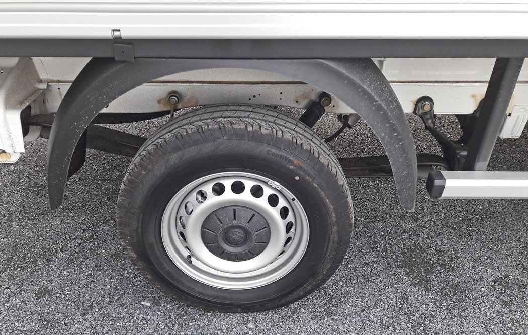 Jednoduchá montáž pneumatik ve spojení s dlouhými listovými pery dodávaly vozu velmi slušný komfort