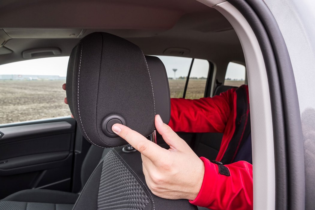 Obrovskou výhodou volkswagenů jsou podélně stavitelné hlavové opěrky, které vám nelámou hlavu dopředu