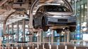 Německý automobilový průmysl za vlády Merkelové podle kritiků zaspal v přechodu na elektromobilitu.