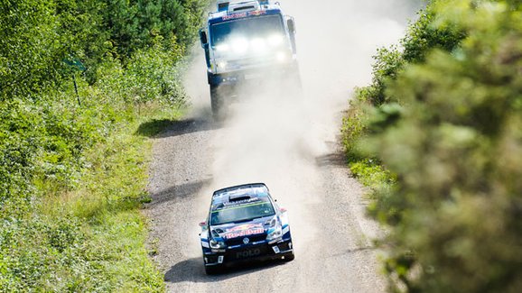 Video: Ruský náklaďák nahání Polo WRC. Jak tohle může dopadnout?