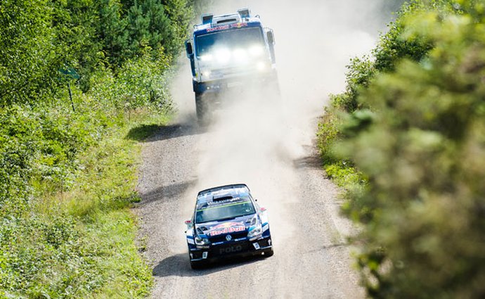 Video: Ruský náklaďák nahání Polo WRC. Jak tohle může dopadnout?
