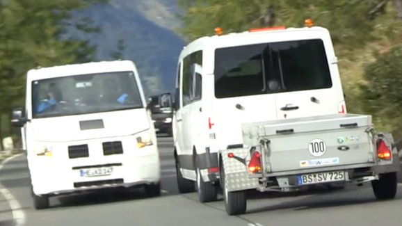 Video: Prototypy Volkswagenu Crafter si o sebe utrhly zrcátka