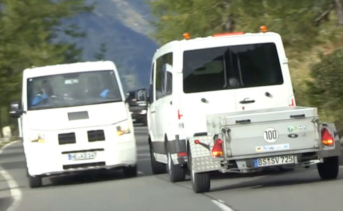 Video: Prototypy Volkswagenu Crafter si o sebe utrhly zrcátka