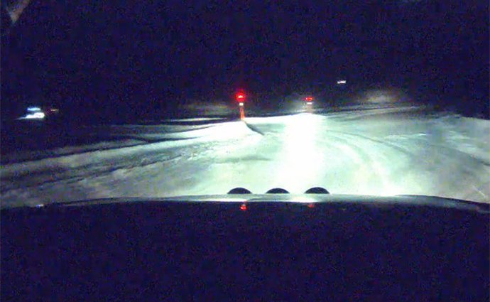 Noční jízda na ledu v podání profesionála. Zažili jsme mrazivé chvilky! (video)