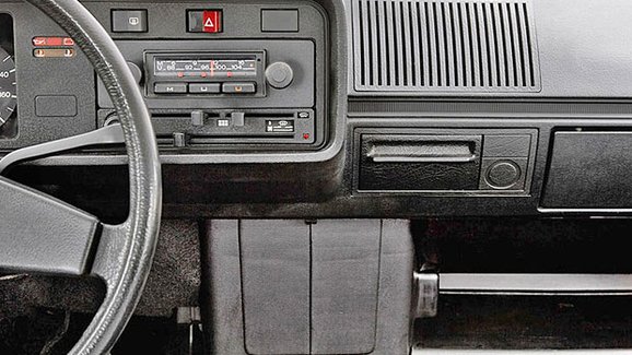 VW a 43 let audiosystémů: Podívejte se na vývoj od analogu po internet!