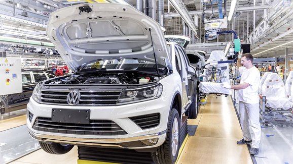 VW upřesnil investice do bratislavské továrny. Kolik dá na Superb s Passatem?