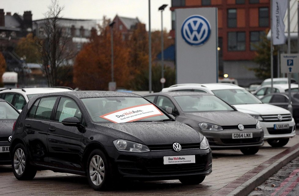 Volkswagen v rekordní ztrátě: Vedení si přikleplo rekordní odměny.