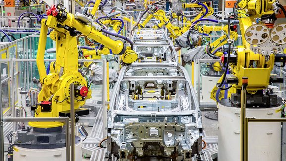 Volkswagen kvůli nedostatku čipů zkrátí pracovní dobu ve Wolfsburgu
