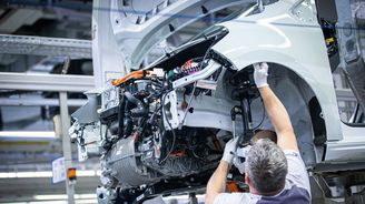 Automobilový gigant spouští historické škrty. Španělé hrají o Seat, Škoda Auto o Superb, Němci o přežití Automobilový gigant spouští historické škrty. Španělé hrají o Seat, Škoda Auto o Superb, Němci o přežití