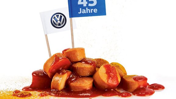 Skandál v továrnách Volkswagenu! V kantýnách oblíbený currywurst nechutná tak jako dříve