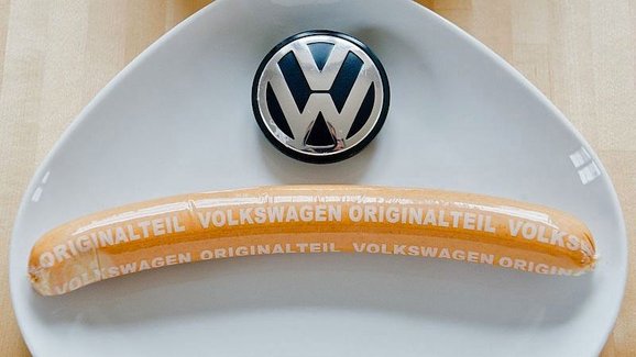 VW omezuje prodej proslulého currywurstu v kantýnách. Nabídne veganské alternativy