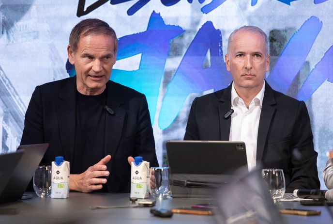 Šéf koncernu VW Oliver Blume a šéf značek SEAT a Cupra Markus Haupt (zleva). Šéf koncernu VW Oliver Blume a šéf značek SEAT a Cupra Markus Haupt (zleva).