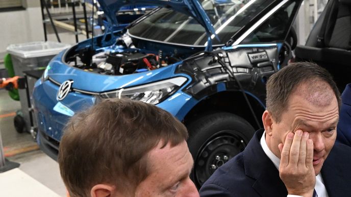 Spolkový ministr Carsten Schneider (SPD) při návštěvě závodu Volkswagenu na elektromobily ve Cvikově. Montážní linky v Sasku čelí potížím, důvodem je slabá poptávka po elektromobilech VW. Spolkový ministr Carsten Schneider (SPD) při návštěvě závodu Volkswagenu na elektromobily ve Cvikově. Montážní linky v Sasku čelí potížím, důvodem je slabá poptávka po elektromobilech VW.