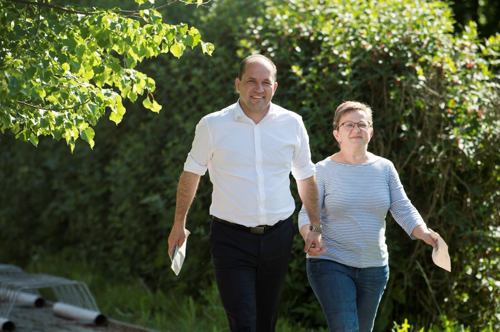 Marek Výborný - šéf KDU-ČSL volil v Heřmanově Městci na Chrudimsku. Do volební místnosti přišel i ruku v ruce s manželkou Markétou. (24. 5. 2019)