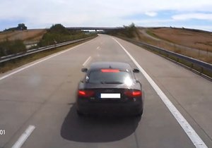 Až tě příště potkám, už neuberu! Vzkazuje vybržděný kamioňák frajerovi v audi.