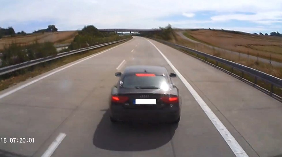 Až tě přístě potkám, už neuberu! Vzkazuje vybržděný kamioňák frajerovi v Audi.