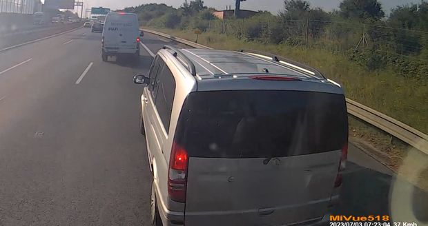 Vybržďování na dálnici! Agresivní řidič zastavil přímo před rozjetým kamionem, policie hledá svědky