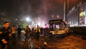V Ankaře vybuchla bomba v autě, útok si vyžádal desítky mrtvých