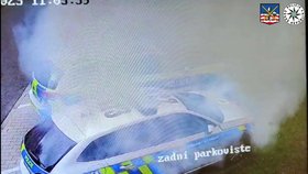 Výbuch policejního auta před služebnou v Aši.