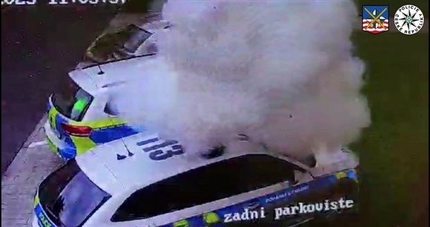 Šokující scéna v Aši: Šílenec na policejním autě odpálil podomácku vyrobenou výbušninu!