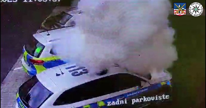Výbuch policejního auta před služebnou v Aši.