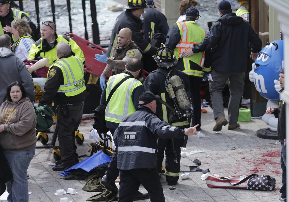 Při maratonu v Bostonu došlo k dvěma výbuchům.