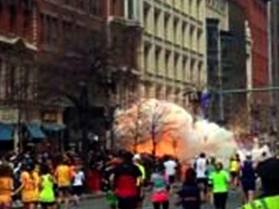 V cíli bostonského maratonu došlo ke dvěma explozím