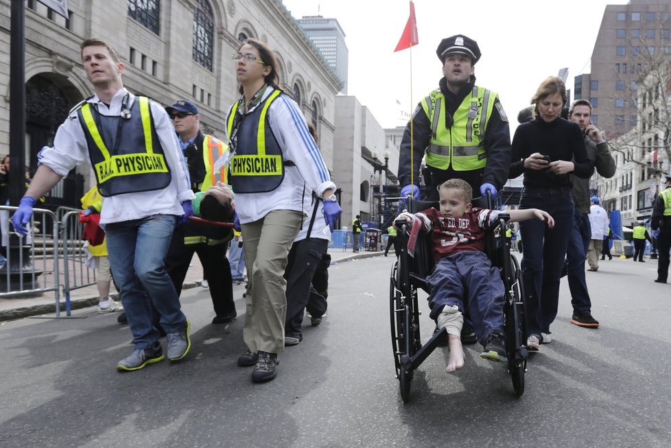 V cíli bostonského maratonu došlo ke dvěma explozím