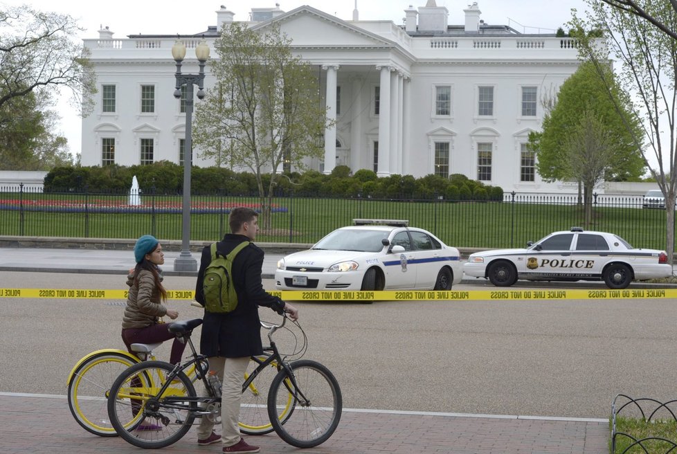 Washingtonská policie uzavřela krátce po explozích v Bostonu provoz na Pennsylvania Avenue u Bílého domu. Policisté mají zvýšenou pohotovost.