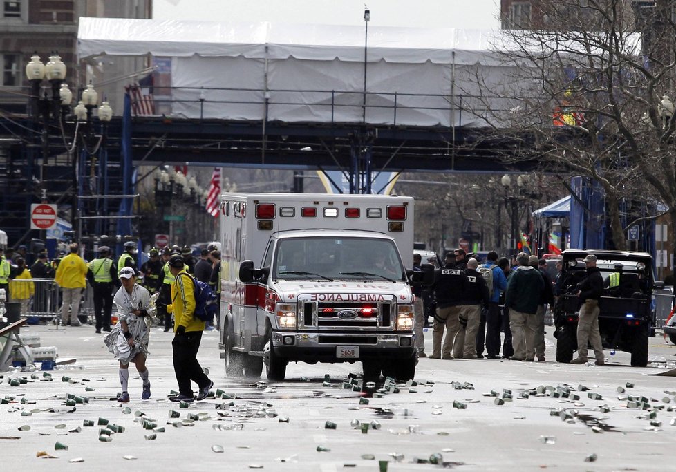 Podle bostonské policie si výbuchy vyžádaly dva mrtvé a minimálně 22 zraněných.