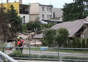 Výbuch srovnal se zemí část dvojdomku v Českém Těšíně těžce zraněného muže převezla záchranka do nemocnice.