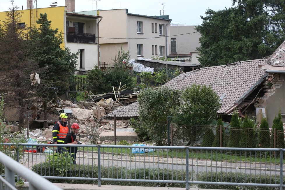 Výbuch srovnal se zemí část dvojdomku v Českém Těšíně, těžce zraněného muže převezla záchranka do nemocnice.