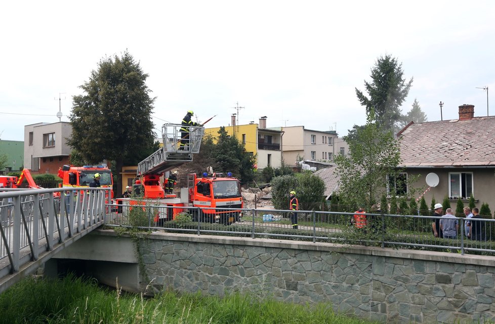 Výbuch srovnal se zemí část dvojdomku v Českém Těšíně, těžce zraněného muže převezla záchranka do nemocnice.