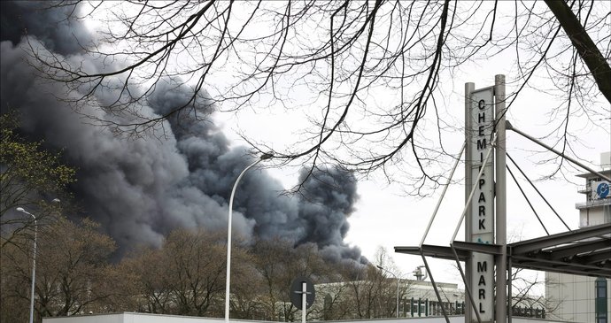 Lidé nesmí z domu a mají utěsnit dveře a okna. Zatím se neví, jaké množství jedovatých splodin bylo vypuštěno do ovzduší