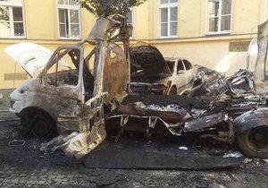 Exploze acetylenové láhve zcela rozmetala dodávku a poškodila i vedle stojící auto a budovu univerzity.