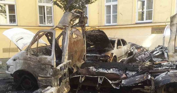 Před rektorátem brněnské univerzity explodovalo auto! Dva cizinci jsou v kritickém stavu
