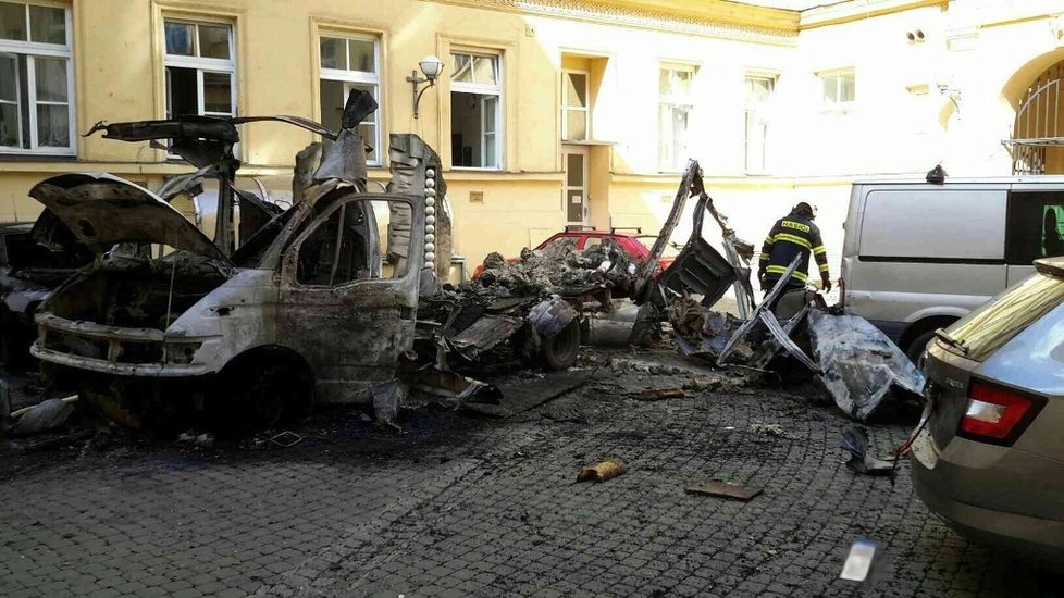 Exploze acetylenové láhve zcela rozmetala dodávku a poškodila i vedle stojící auto a budovu univerzity.