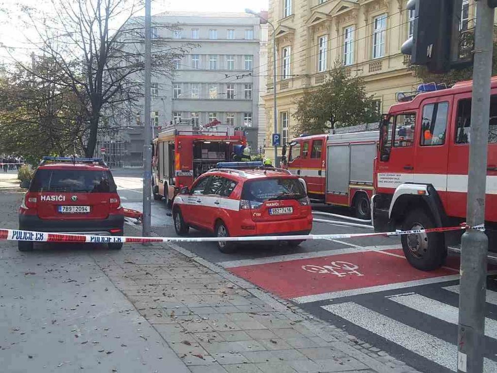 Exploze acetylenové láhve zcela rozmetala dodávku a poškodila i vedle stojící auto a budovu univerzity.