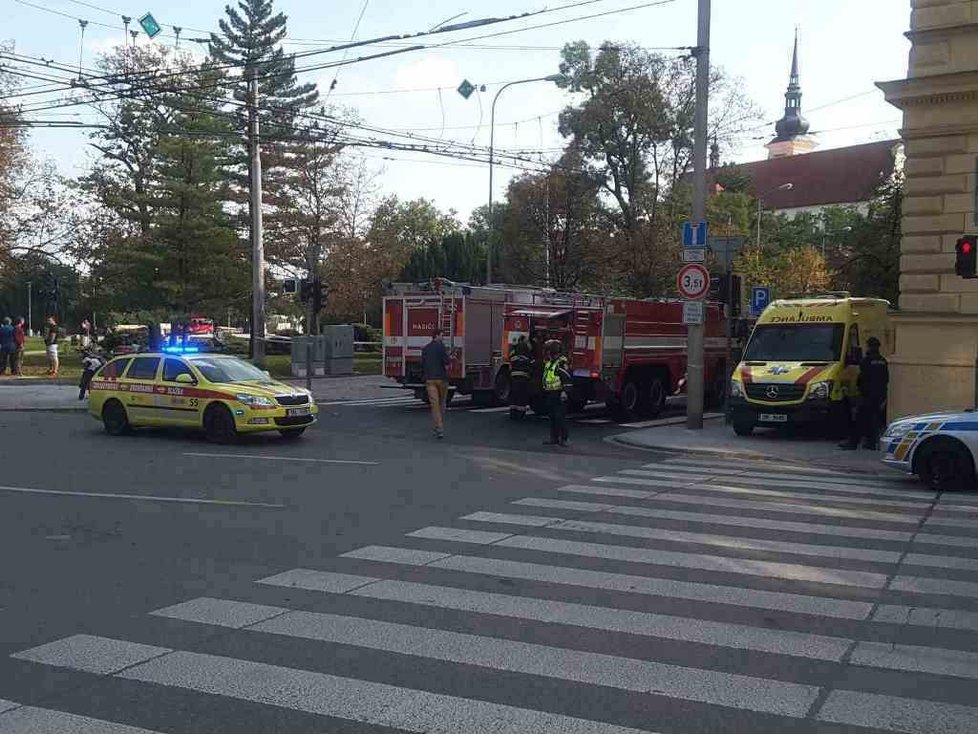 Exploze acetylenové láhve zcela rozmetala dodávku a poškodila i vedle stojící auto a budovu univerzity.